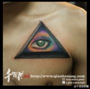 男人前胸很帅经典的三角眼睛纹身图案