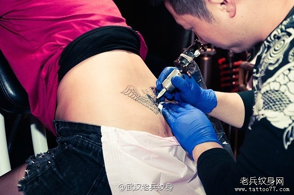 2013年12月16日兵哥打造后腰翅膀纹身作品遮盖旧图腾纹身图案