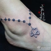 女生脚腕小巧精美的三叶草脚链纹身图案