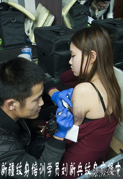 新疆纹身培训学员刘新兵大臂纹身图案实操中