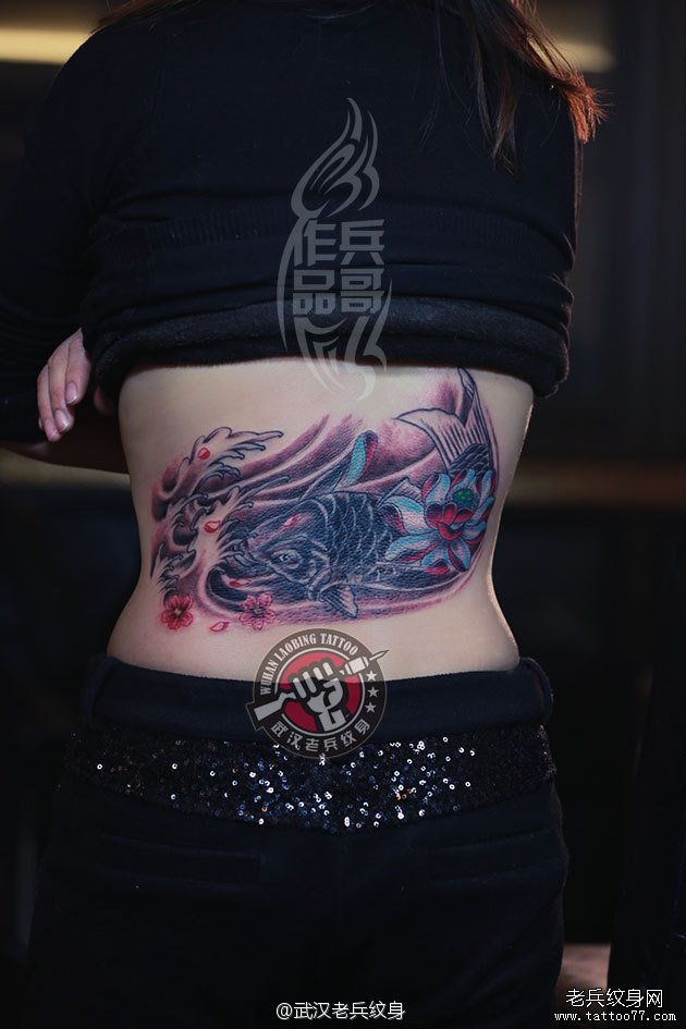 兵哥打造的后腰鲤鱼浪花纹身作品遮盖旧燕子纹身图案