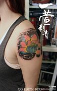 女生手臂唯美好看的传统莲花纹身图案