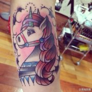 手臂潮流经典的独角兽纹身图案