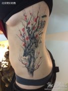 美女侧腰潮流精美的梅花纹身图案