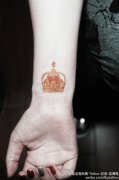 女生手腕小巧精美的皇冠纹身图案