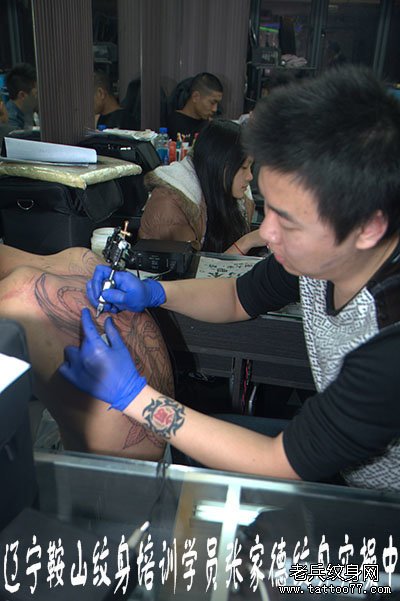 武汉正规纹身学校介绍来自辽宁纹身学员满背纹身图案实操中