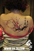 女生后背唯美潮流的梅花纹身图案