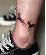 腿部时尚小巧的小鹿纹身图案
