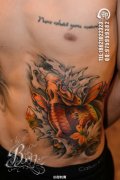 男人腹部经典潮流的鲤鱼纹身图案