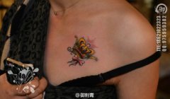 美女胸前唯美漂亮的皇冠纹身图案