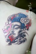 男人后肩背经典潮流的佛头纹身图案