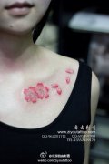 美女锁骨处小巧唯美的花卉纹身图案