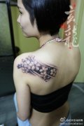 美女肩背唯美时尚的黑灰花卉纹身图案