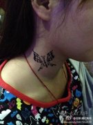 女生脖子处经典时尚的图腾蝴蝶纹身图案