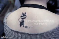女生后背可爱经典的图腾猫咪纹身图案