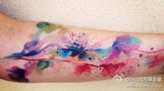 潮流漂亮的手臂彩色喷墨纹身图案