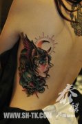 女生侧腰漂亮潮流的美女与骷髅纹身图案
