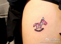 女生腿部小巧时尚的小木马纹身图案