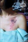 女生胸前唯美好看的水母纹身图案