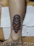腿部一款简单时尚的猫头鹰纹身图案