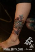 女生腿部潮流的海豚纹身图案
