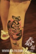 腿部时尚很酷的一款大猩猩纹身图案