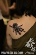 女生肩背潮流时尚的蜘蛛纹身图案