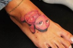 脚背上的一款可爱乌龟纹身作品