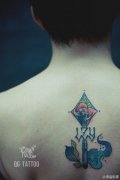 后背时尚精美的钥匙纹身图案
