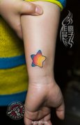 胖胖的可爱彩色小星星纹身作品