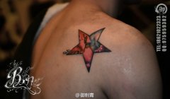 男生肩背小巧时尚的彩色五角星纹身图案