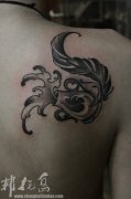 肩背小巧时尚的水瓶座纹身图案
