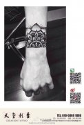 手臂时尚精美的图腾花卉纹身图案