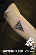 手臂内侧潮流精美的星空三角纹身图案