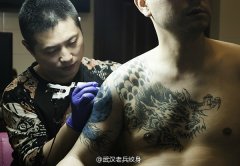 兵哥为一外地顾客修改旧披肩龙纹身中