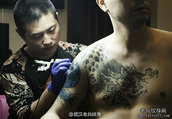 兵哥为一外地顾客修改旧披肩龙纹身中