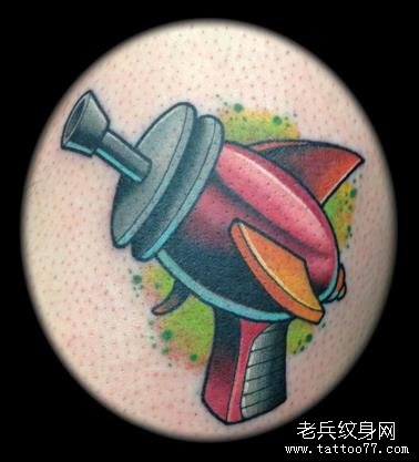 分享一款欧美卡通枪纹身图案