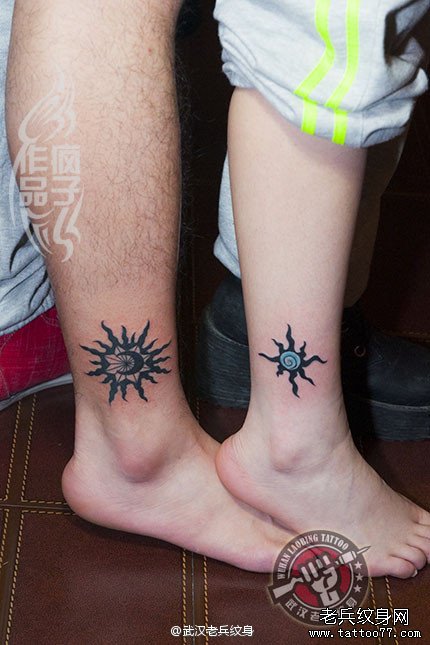 武汉专业纹身店纹身师为一对情侣打造的脚踝图腾太阳纹身作品