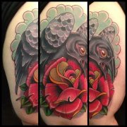 大臂上一款玫瑰花乌鸦纹身图片