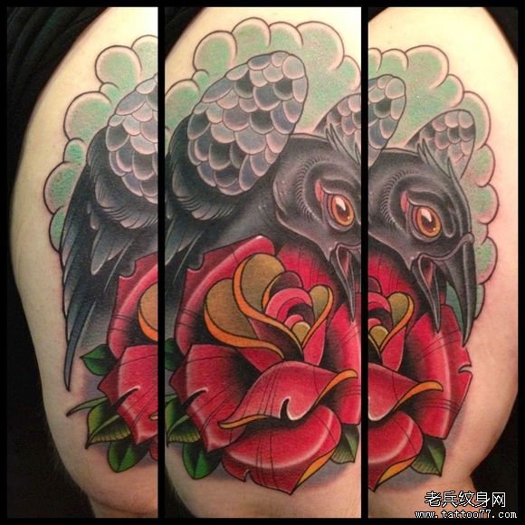 大臂上一款玫瑰花乌鸦纹身图片