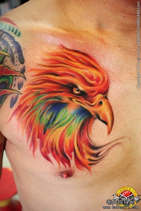 胸口上一款漂亮的老鹰纹身作品