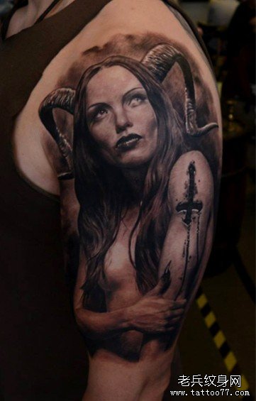 为大家分享一款大臂上的欧美女人物纹身作品