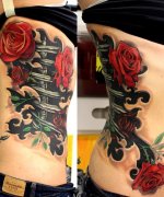 吗美女侧腰上一款漂亮的玫瑰花机械纹身图案