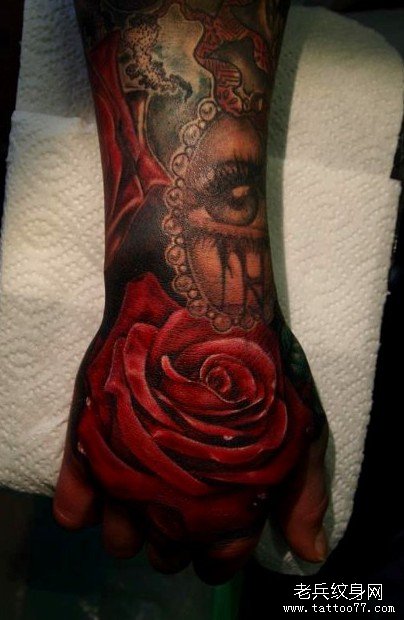 分享一款手背上的一款红色玫瑰花纹身图案