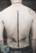 脊椎歌特字母纹身作品由武汉专业纹身店制作