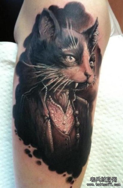给大家欣赏一款个性猫人纹身作品