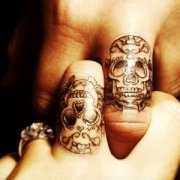 一款很酷的手指花骷髅纹身图案作品图片欣赏