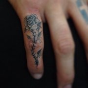 手指纹身之玫瑰花纹身图案作品图片欣赏