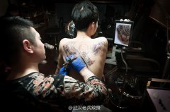 2014年2月5日兵哥打造后背天使翅膀作品现场