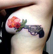 美女胸部上一款手枪花纹身作品